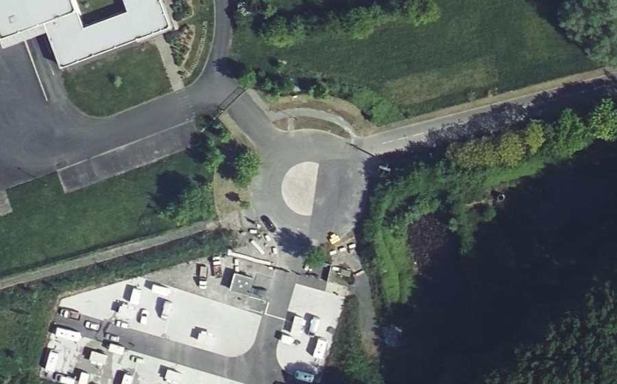Vue aérienne du Rond-point anonyme n°204430867