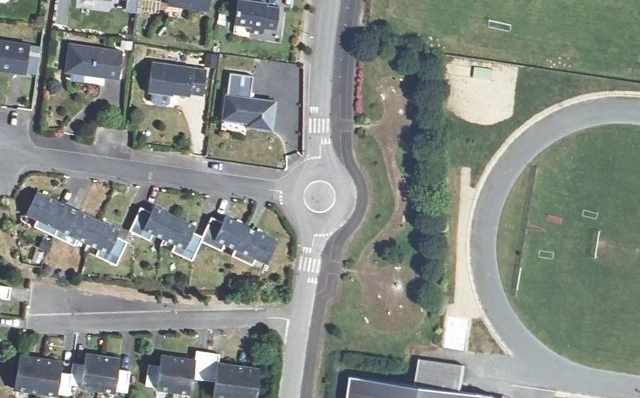 Vue aérienne du Rond-point anonyme n°204431823