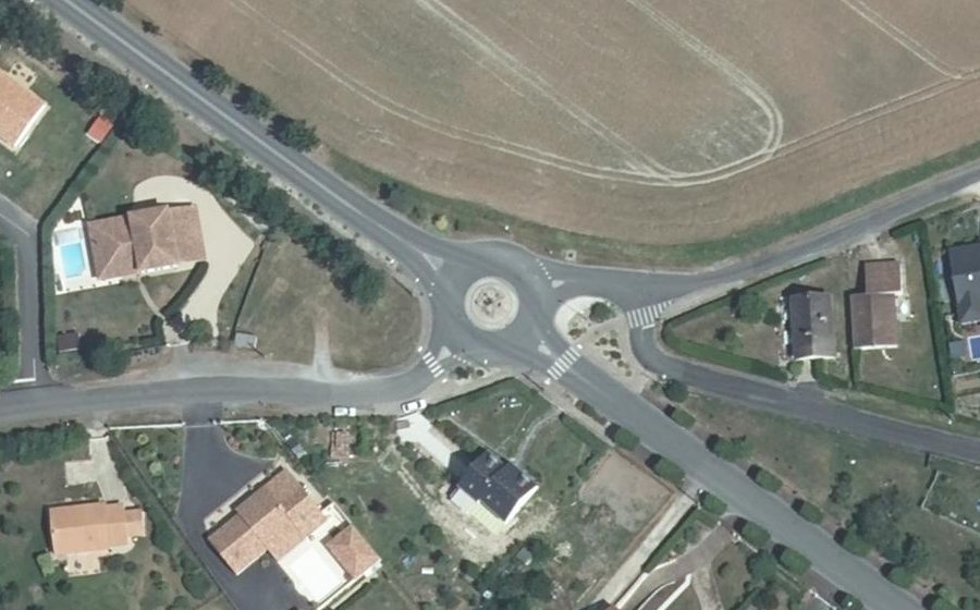 Vue aérienne du Rond-point anonyme n°204541033