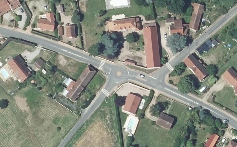 Vue aérienne du Rond-point anonyme n°204649109