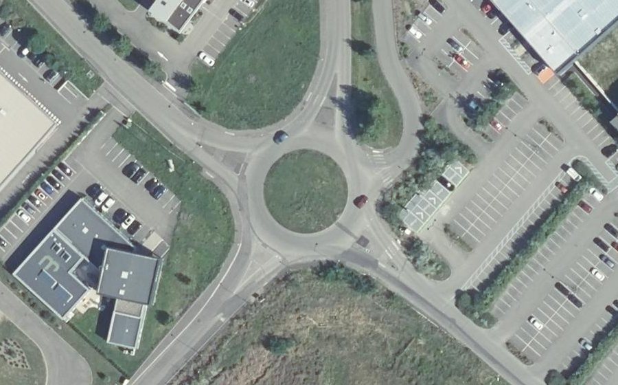 Vue aérienne du Rond-point anonyme n°204658043