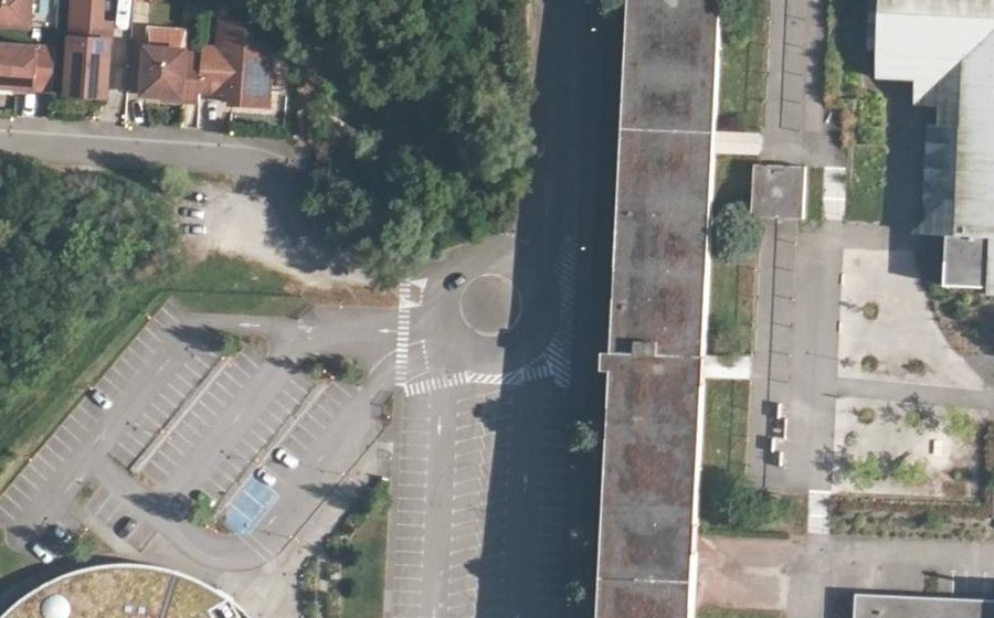 Vue aérienne du Rond-point anonyme n°204658305