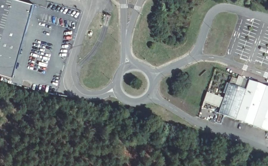 Vue aérienne du Rond-point anonyme n°204666515