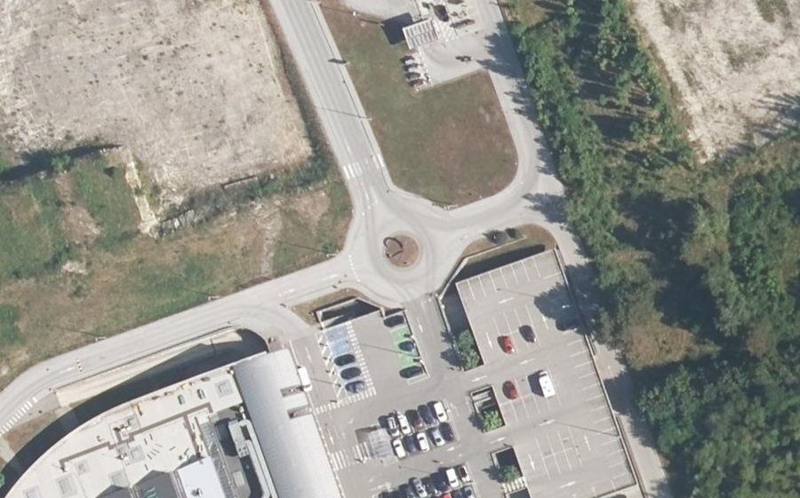 Vue aérienne du Rond-point anonyme n°204684935