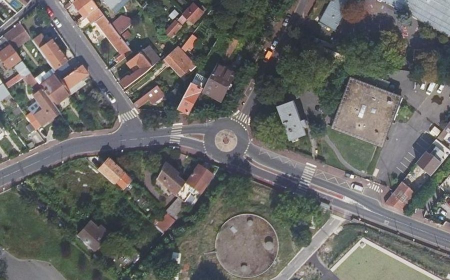 Vue aérienne du Rond-point anonyme n°204761419