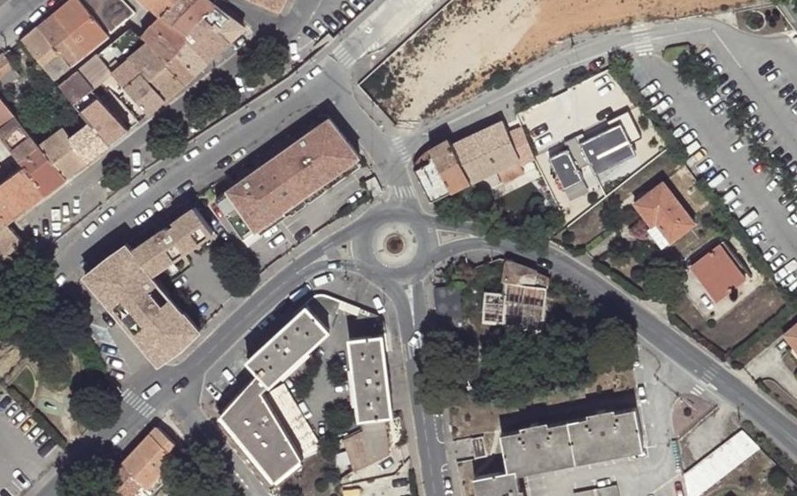 Vue aérienne du Rond-point anonyme n°204850954