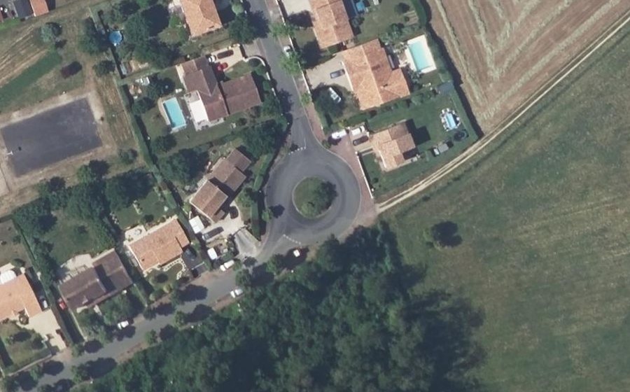 Vue aérienne du Rond-point anonyme n°204867924