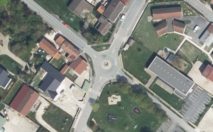 Vue aérienne du Rond-point anonyme n°204895730
