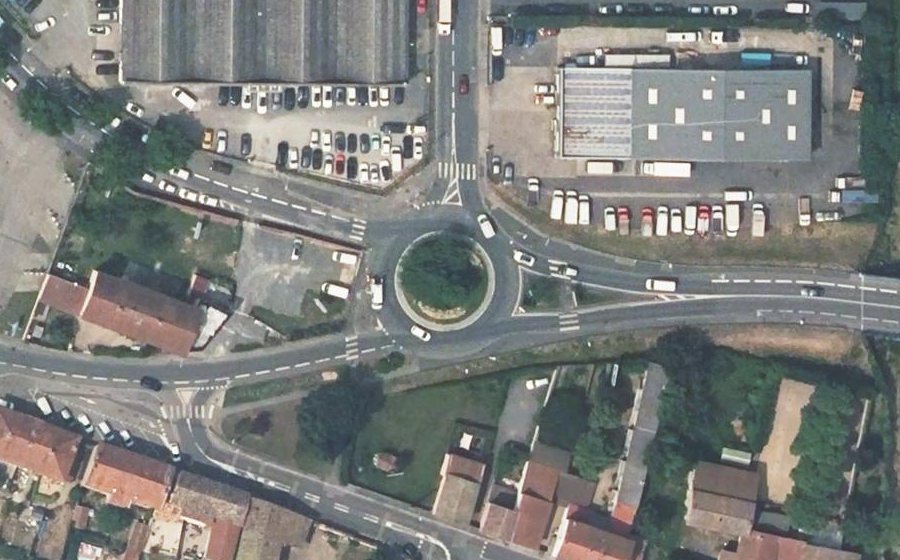 Vue aérienne du Rond-point anonyme n°20491447