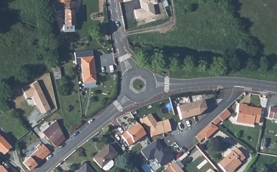Vue aérienne du Rond-point anonyme n°205080680