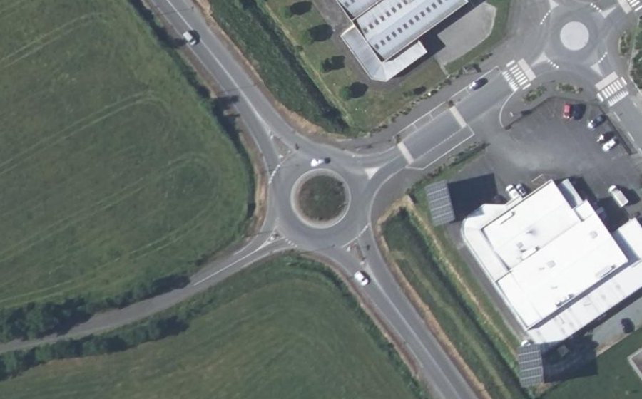 Vue aérienne du Rond-point anonyme n°205080682