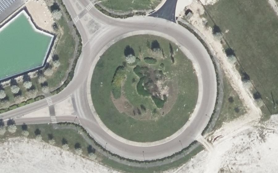 Vue aérienne du Rond-point anonyme n°205092877