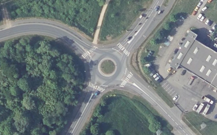 Vue aérienne du Rond-point anonyme n°205123540