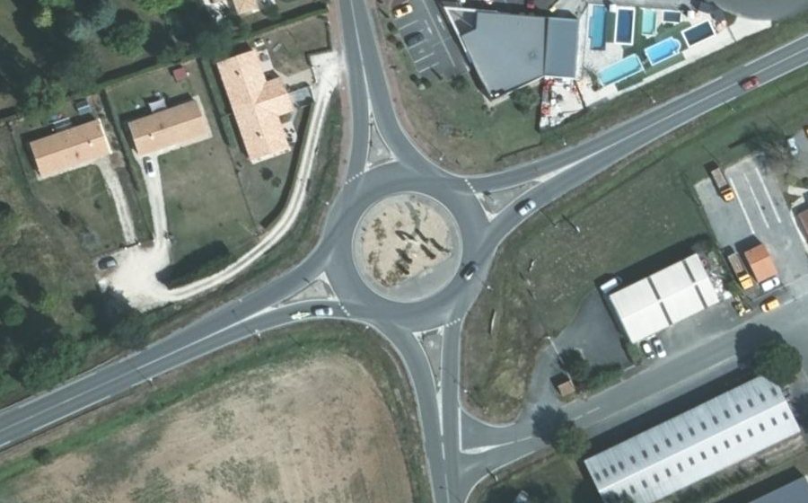 Vue aérienne du Rond-point anonyme n°205207512