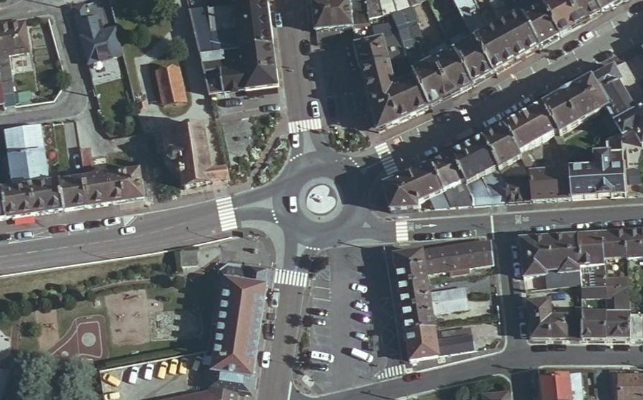 Vue aérienne du Rond-point anonyme n°205225685