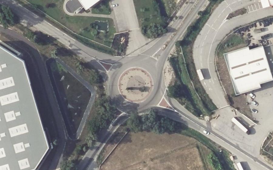 Vue aérienne du Rond-point anonyme n°205225872