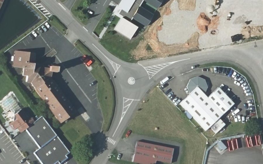 Vue aérienne du Rond-point anonyme n°205274928