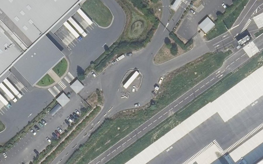 Vue aérienne du Rond-point anonyme n°205278212