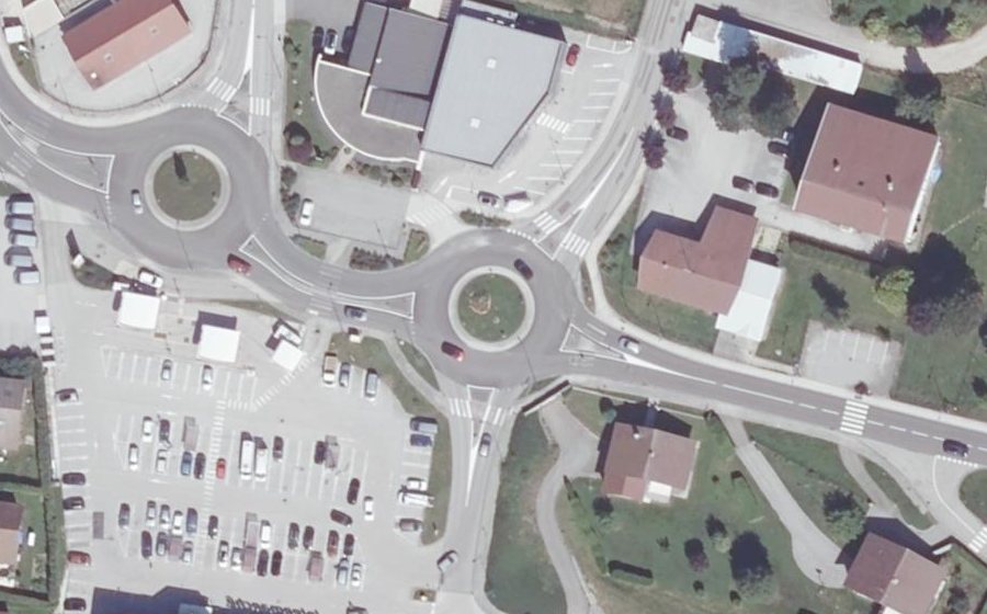 Vue aérienne du Rond-point anonyme n°205343518