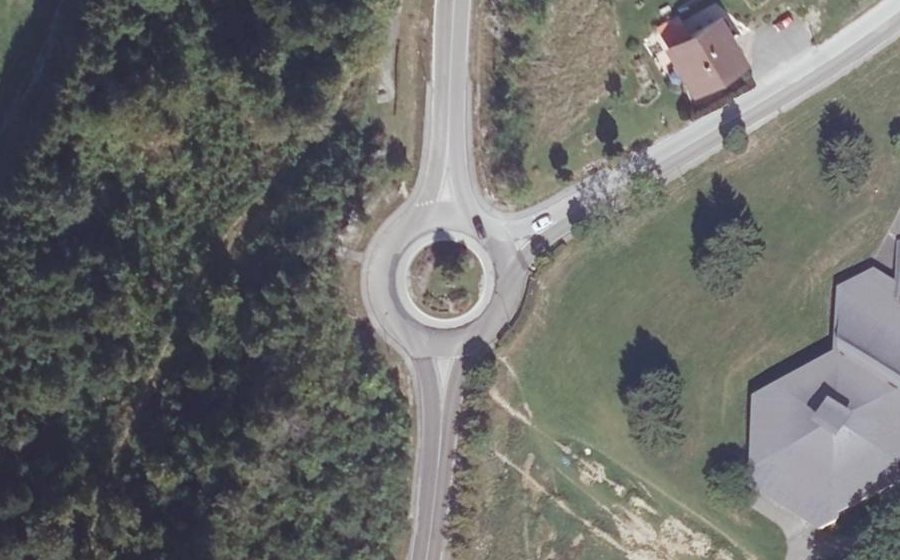 Vue aérienne du Rond-point anonyme n°205343519