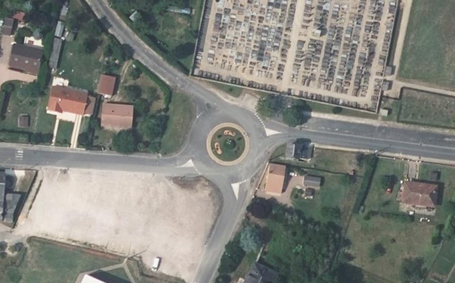 Vue aérienne du Rond-point anonyme n°205359614