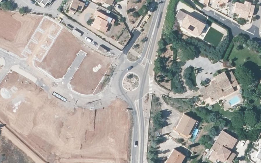 Vue aérienne du Rond-point anonyme n°205360287