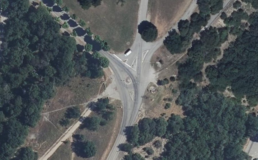 Vue aérienne du Rond-point anonyme n°205472452
