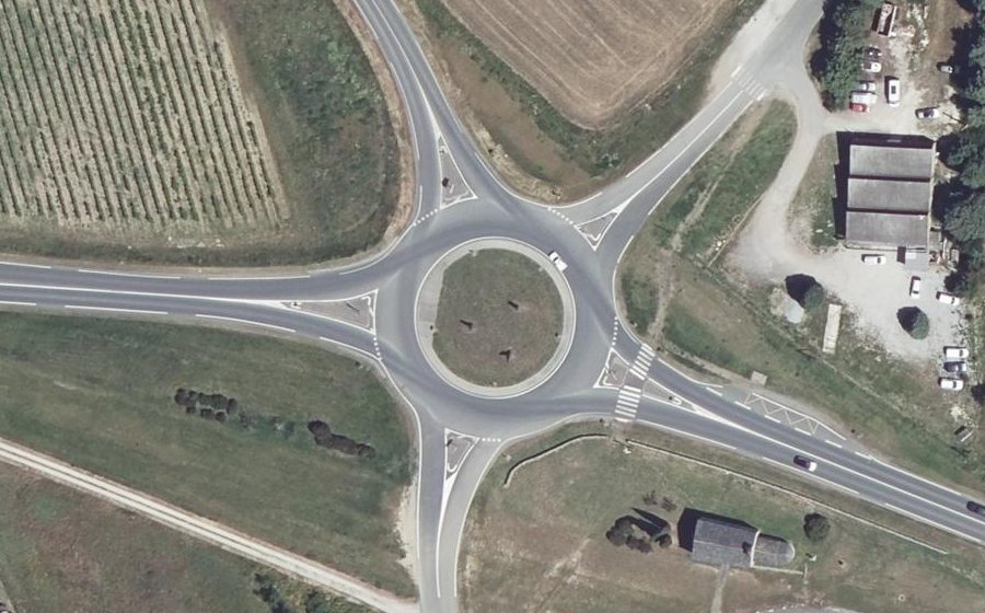 Vue aérienne du Rond-point anonyme n°205532066