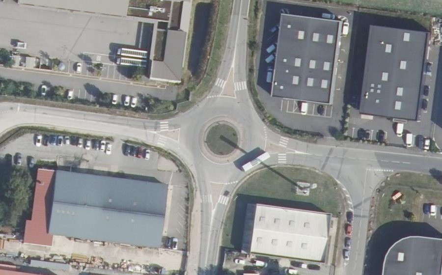Vue aérienne du Rond-point anonyme n°205544697