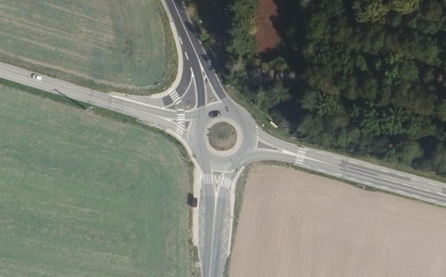 Vue aérienne du Rond-point anonyme n°205544698