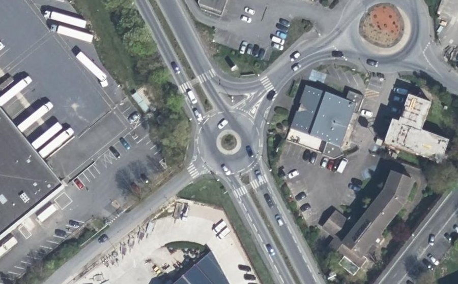 Vue aérienne du Rond-point anonyme n°205545349