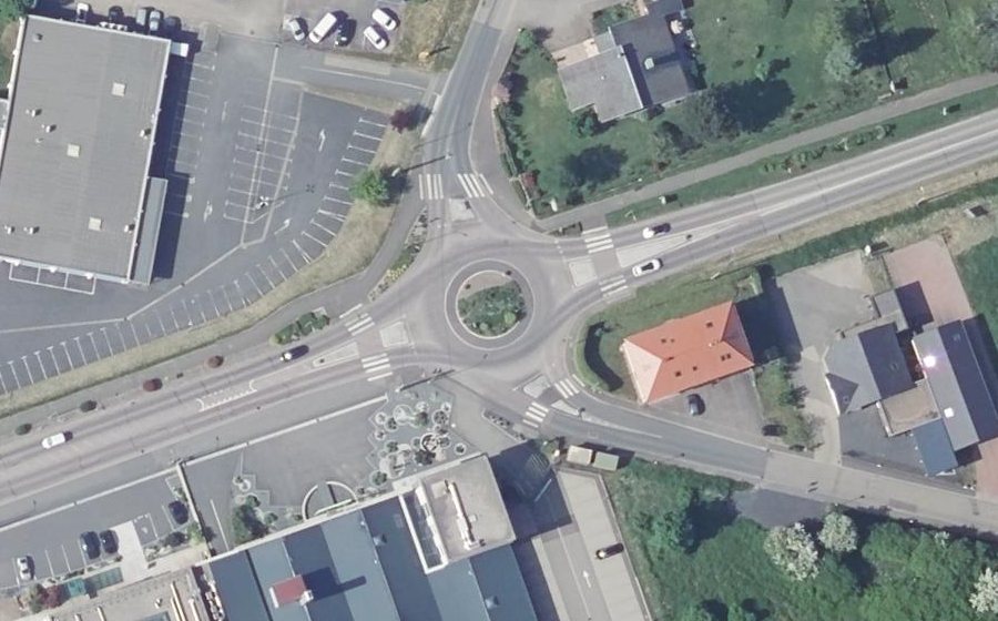 Vue aérienne du Rond-point anonyme n°205545823