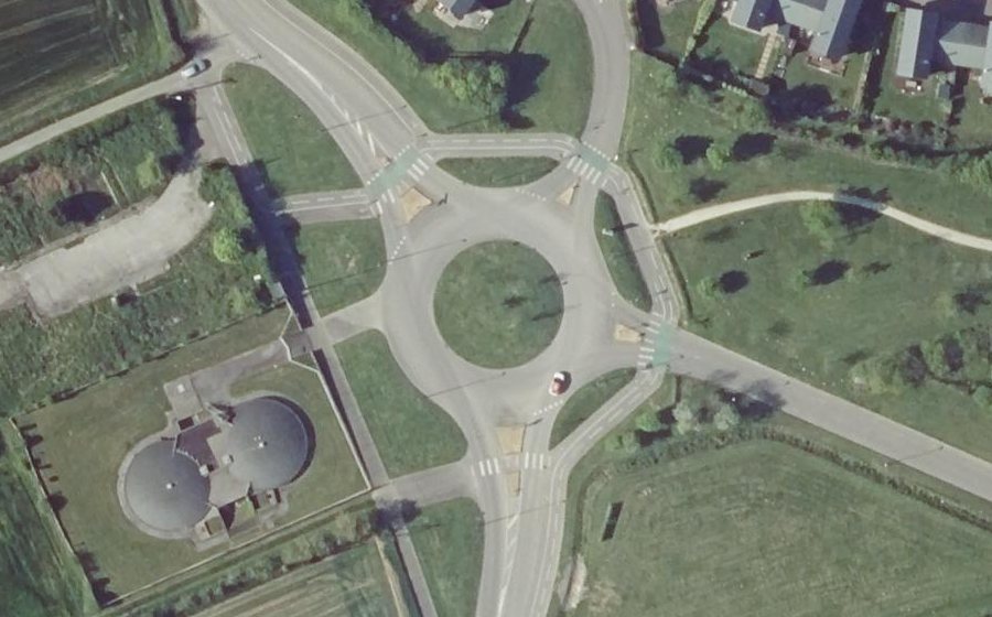 Vue aérienne du Rond-point anonyme n°205637541
