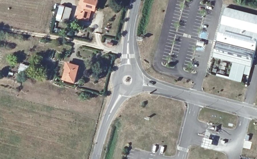 Vue aérienne du Rond-point anonyme n°205659343