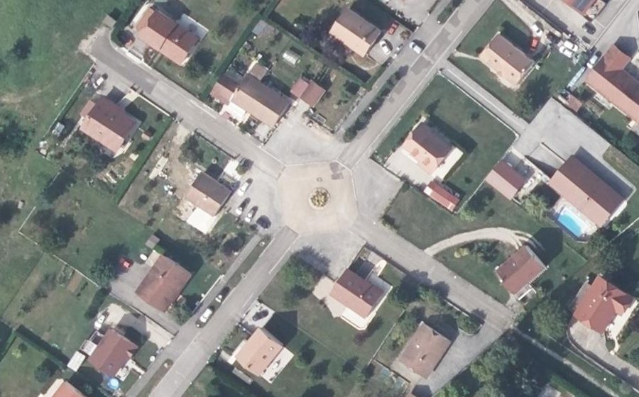 Vue aérienne du Rond-point anonyme n°205704560