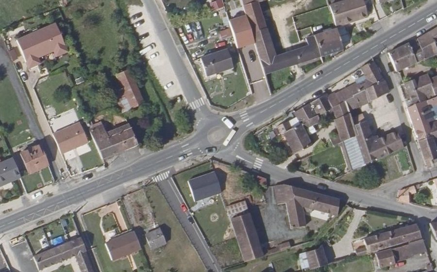 Vue aérienne du Rond-point anonyme n°205811427