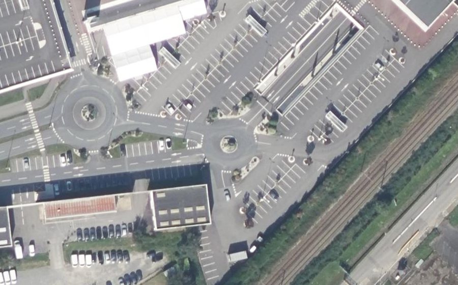 Vue aérienne du Rond-point anonyme n°205935068