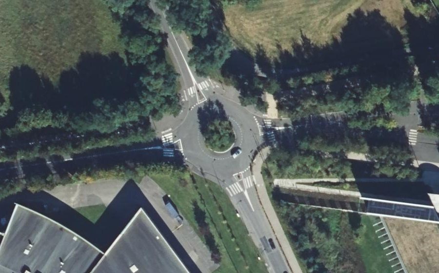 Vue aérienne du Rond-point anonyme n°205966317