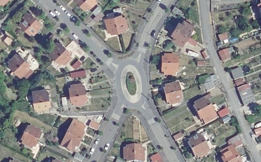 Vue aérienne du Rond-point anonyme n°206108746