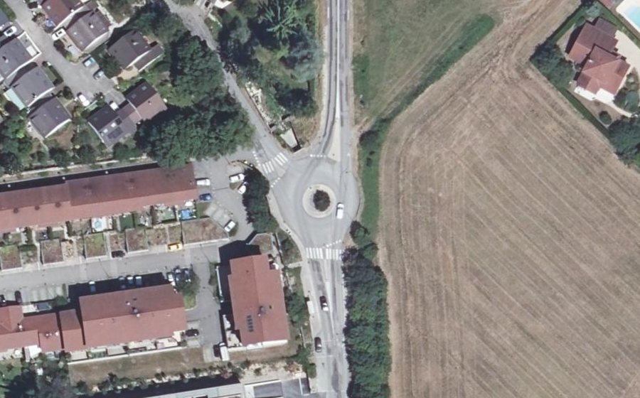 Vue aérienne du Rond-point anonyme n°206145079