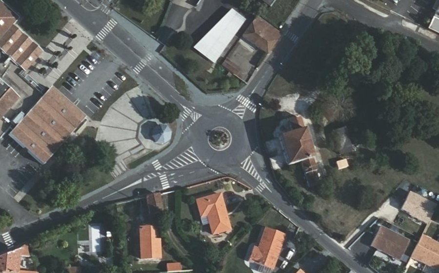 Vue aérienne du Rond-point anonyme n°206242133