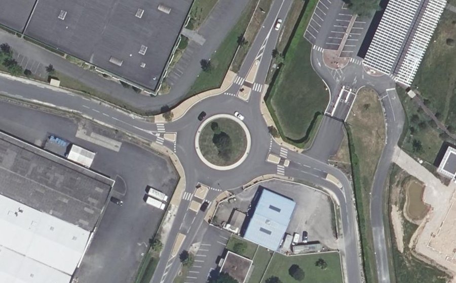 Vue aérienne du Rond-point anonyme n°206242944
