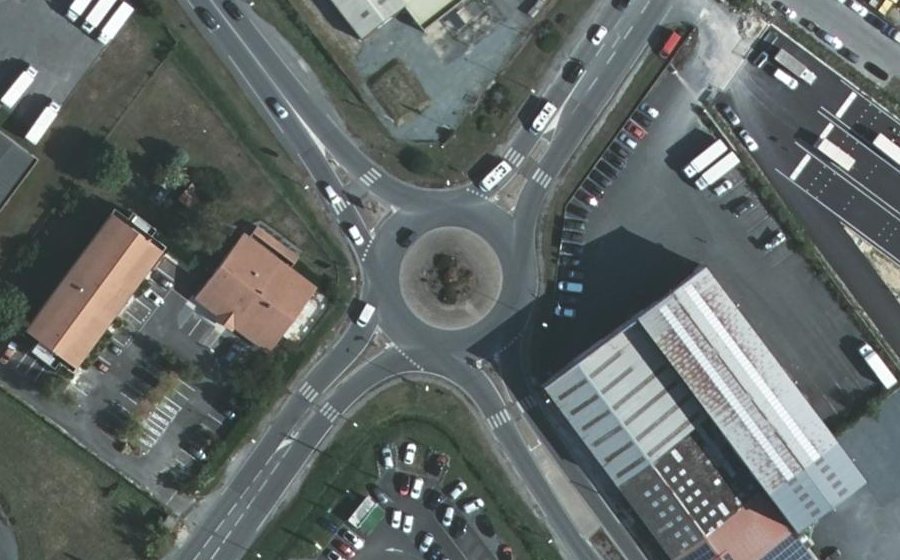 Vue aérienne du Rond-point anonyme n°206276451