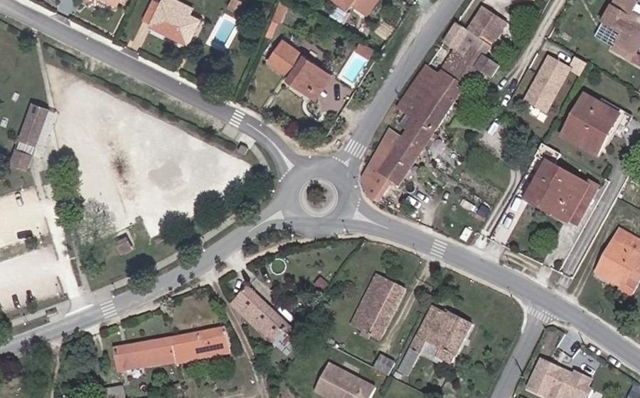 Vue aérienne du Rond-point anonyme n°206283739