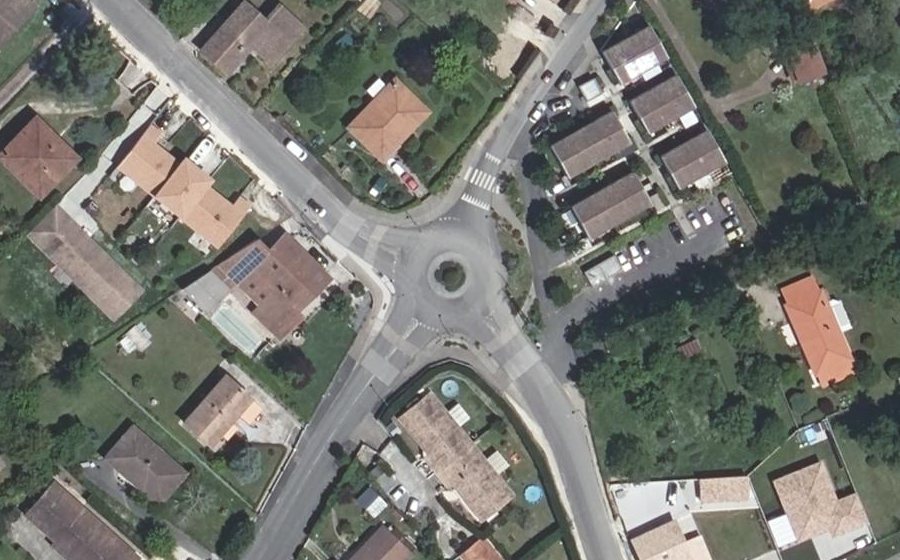 Vue aérienne du Rond-point anonyme n°206313873