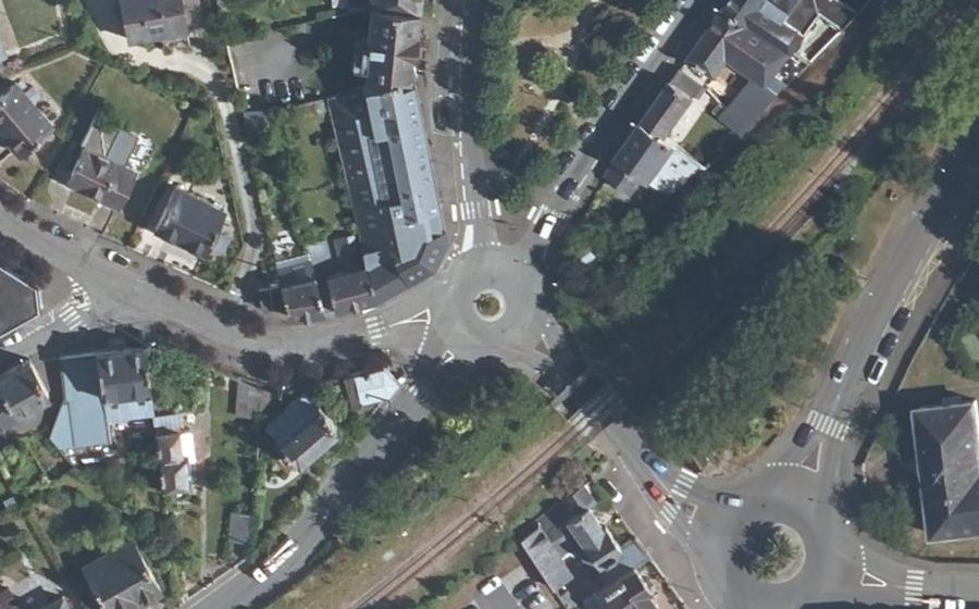 Vue aérienne du Rond-point anonyme n°206380304