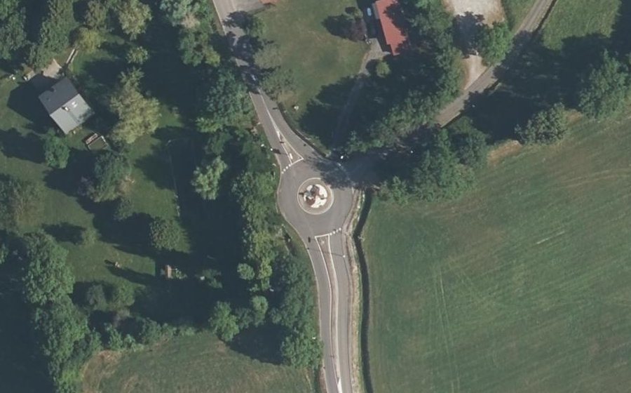 Vue aérienne du Rond-point anonyme n°206451220