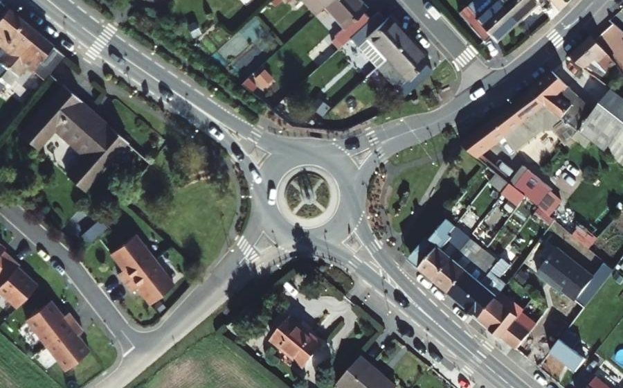 Vue aérienne du Rond-point anonyme n°206466272