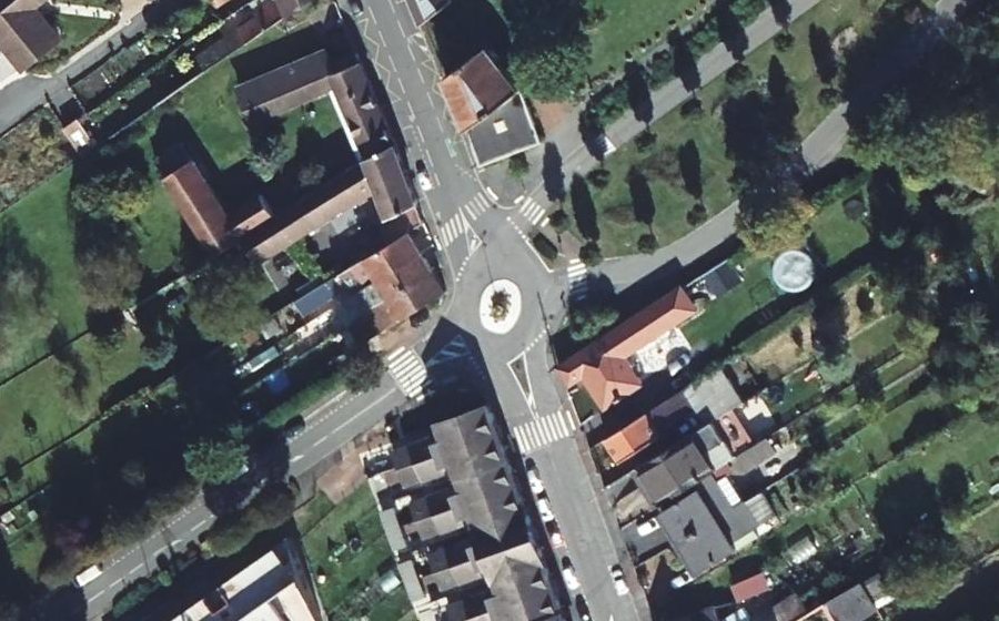 Vue aérienne du Rond-point anonyme n°206466273