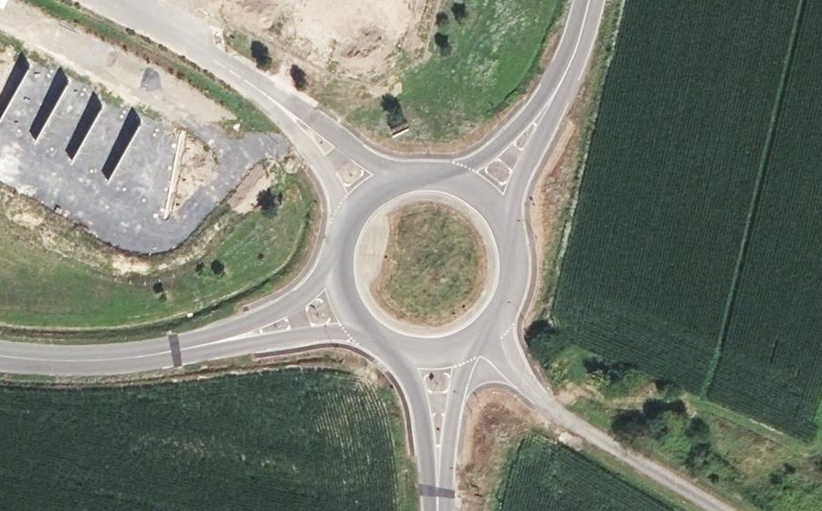 Vue aérienne du Rond-point anonyme n°206499824